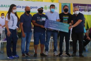 Imagem da notícia - Wilson Lima leva crédito e entrega equipamentos de gestão ambiental em Novo Airão