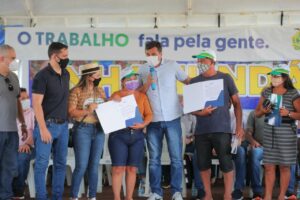 Imagem da notícia - Wilson Lima entrega cartões do Auxílio Enchente e concede anistias de dívidas em Nhamundá