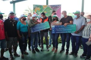 Em Tabatinga, Wilson Lima distribui cartões do Auxílio Enchente para população afetada pela cheia