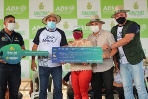 Wilson Lima entrega crédito a produtores de Manacapuru e destaca melhorias em ramais do município