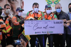 Wilson Lima inicia entrega de 2,5 mil capacetes e coletes para mototaxistas de Manaus. Governador também lançou edital do concurso público do Detran-AM, com 183 vagas