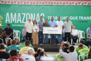 Imagem da notícia - Em Manacapuru, Governo do Amazonas entrega concessão de crédito rural e carta de remissão de dívidas